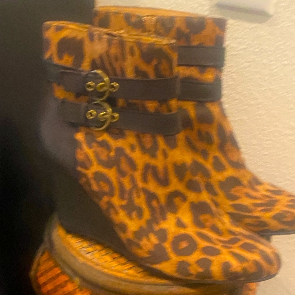 Jaclyn Smith, wedge, leopard texture tile just come above the ankles